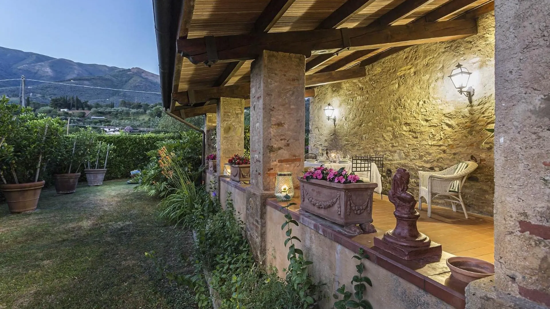 Le Bicocche Farmhouse: Tuscany Stone Villa with Pool Montemagno  Italy