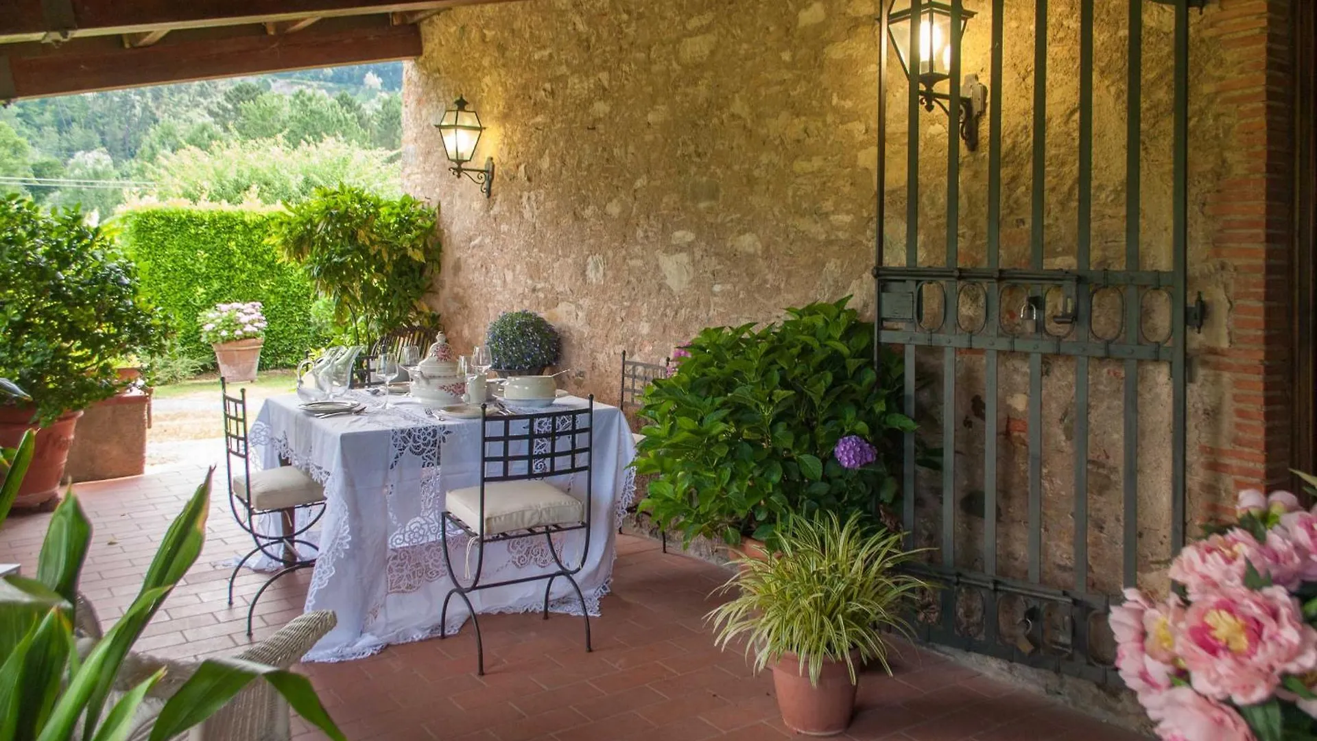 Le Bicocche Farmhouse: Tuscany Stone Villa with Pool Montemagno  0*, Montemagno (Lucca) Italy